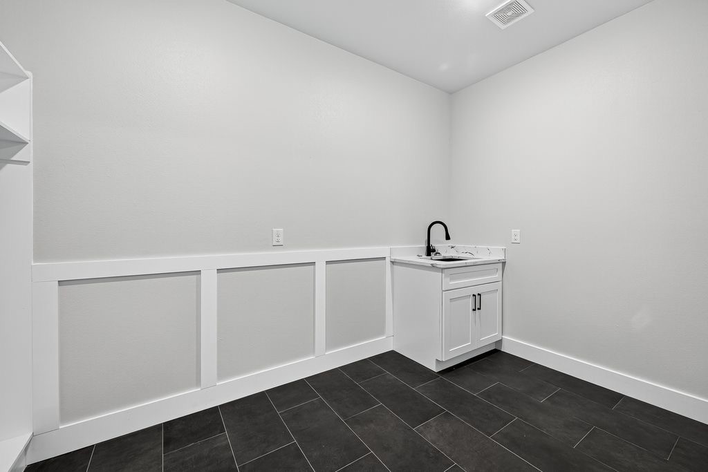 484 Angus Trail Angleton, TX 77515 - Photo 19 of 36 Utility/Mud room