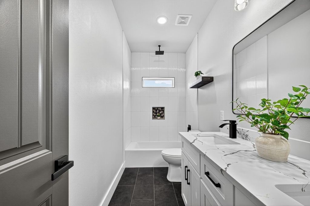 484 Angus Trail Angleton, TX 77515 - Photo 25 of 36 2nd Bathroom