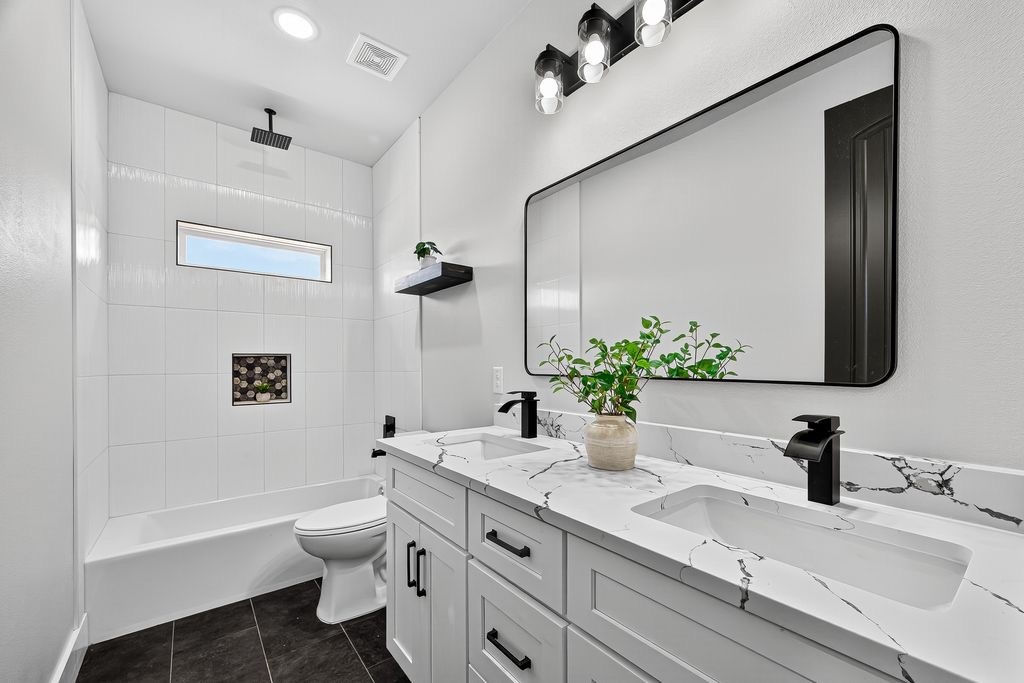 484 Angus Trail Angleton, TX 77515 - Photo 26 of 36 2nd Bathroom