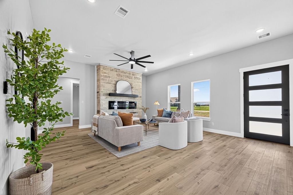484 Angus Trail Angleton, TX 77515 - Photo 3 of 36 Living Room