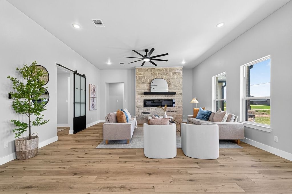 484 Angus Trail Angleton, TX 77515 - Photo 4 of 36 Living Room