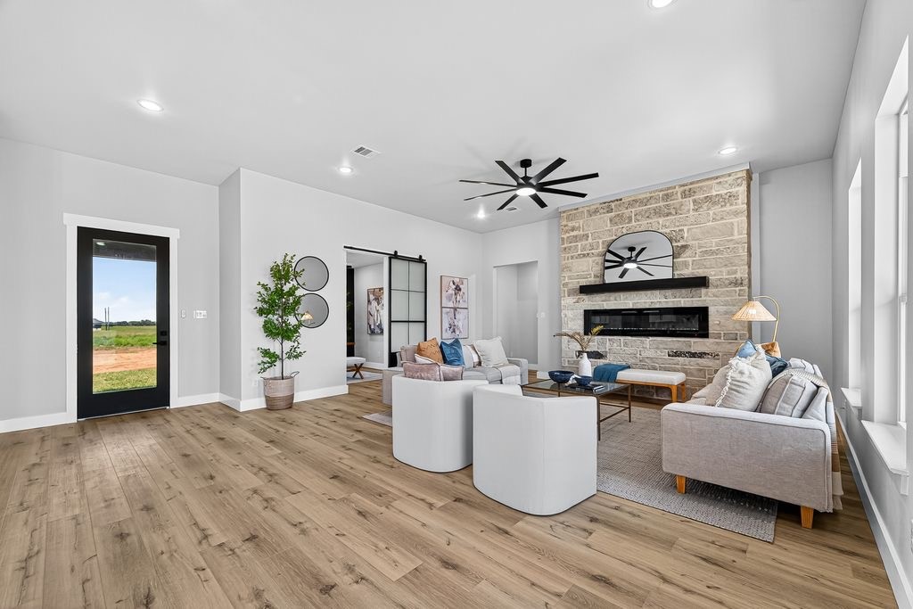 484 Angus Trail Angleton, TX 77515 - Photo 5 of 36 Living Room