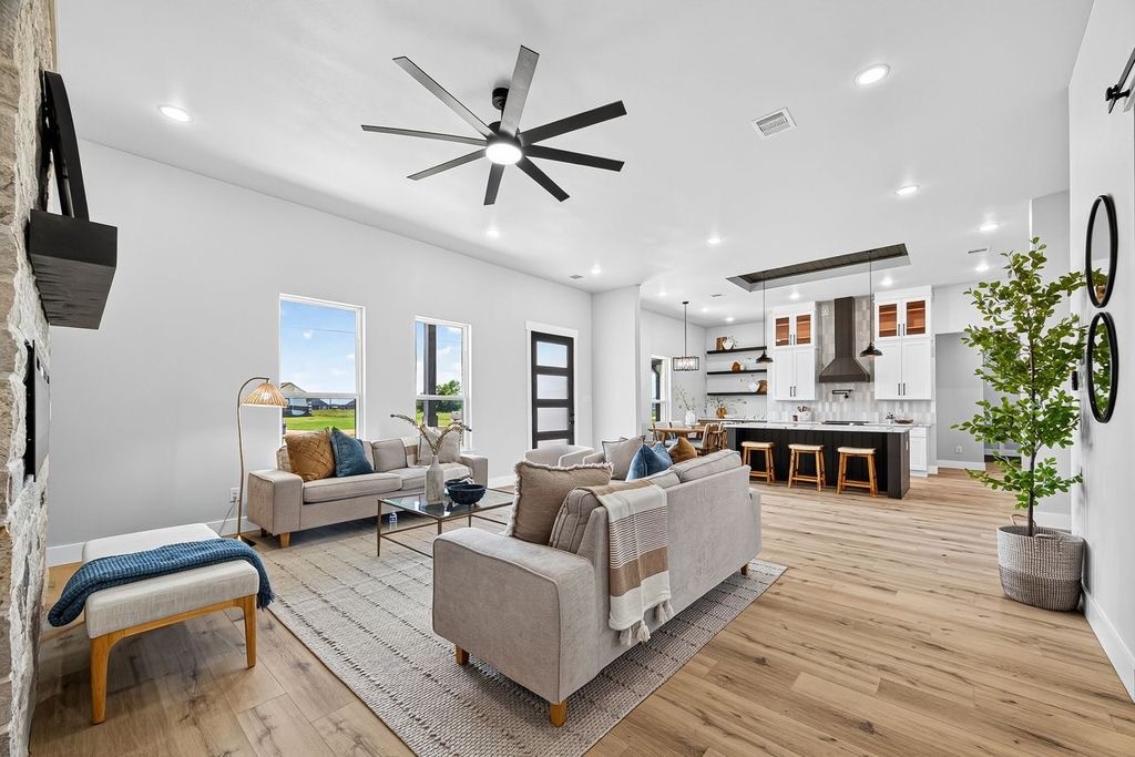 484 Angus Trail Angleton, TX 77515 - Photo 6 of 36 Living Room