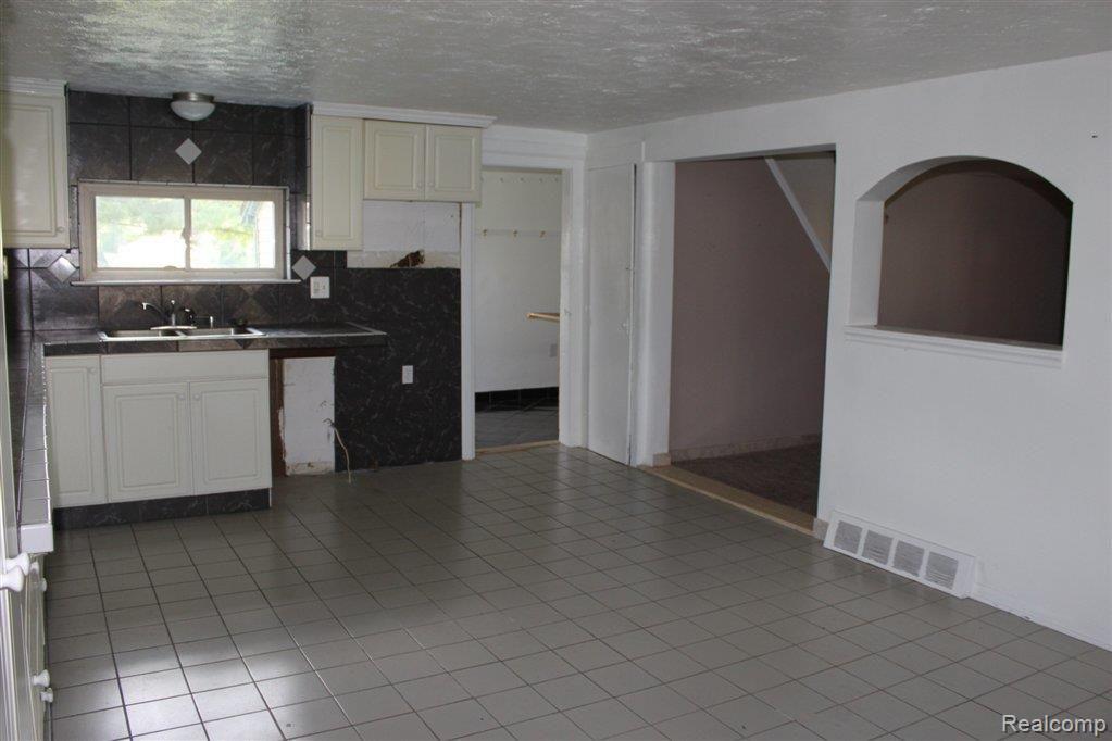 56245 Fairchild Road Macomb, MI 48042 - Photo 7 of 11 IMG_6176.JPG
