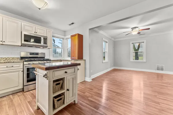 $3,000 | 305 North Grace Street, Lombard, IL 60148