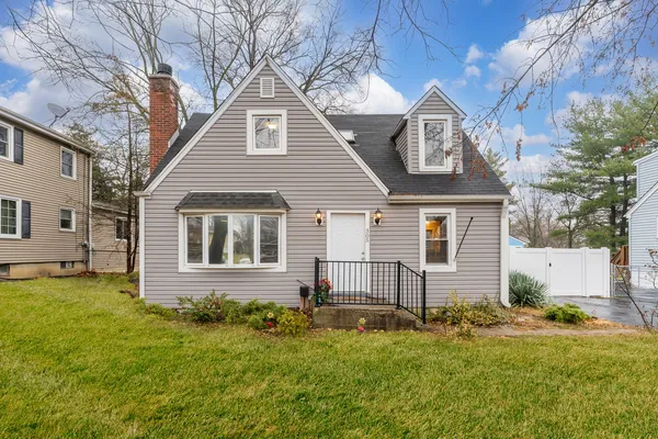 $3,000 | 305 North Grace Street, Lombard, IL 60148