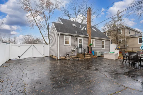 $3,000 | 305 North Grace Street, Lombard, IL 60148