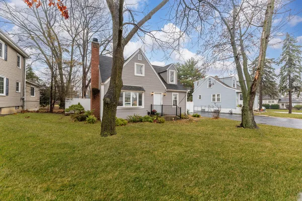 $3,000 | 305 North Grace Street, Lombard, IL 60148