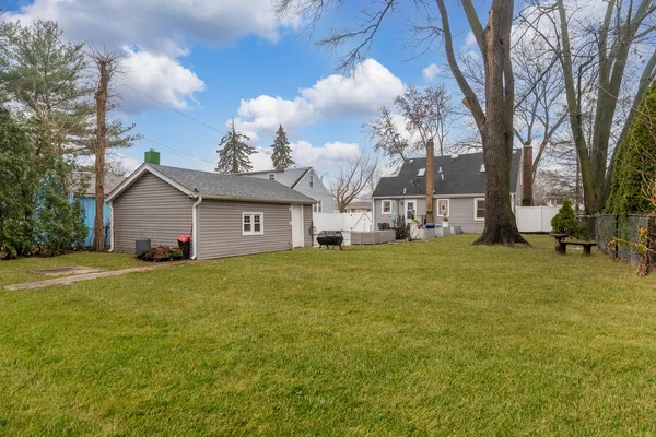 $3,000 | 305 North Grace Street, Lombard, IL 60148