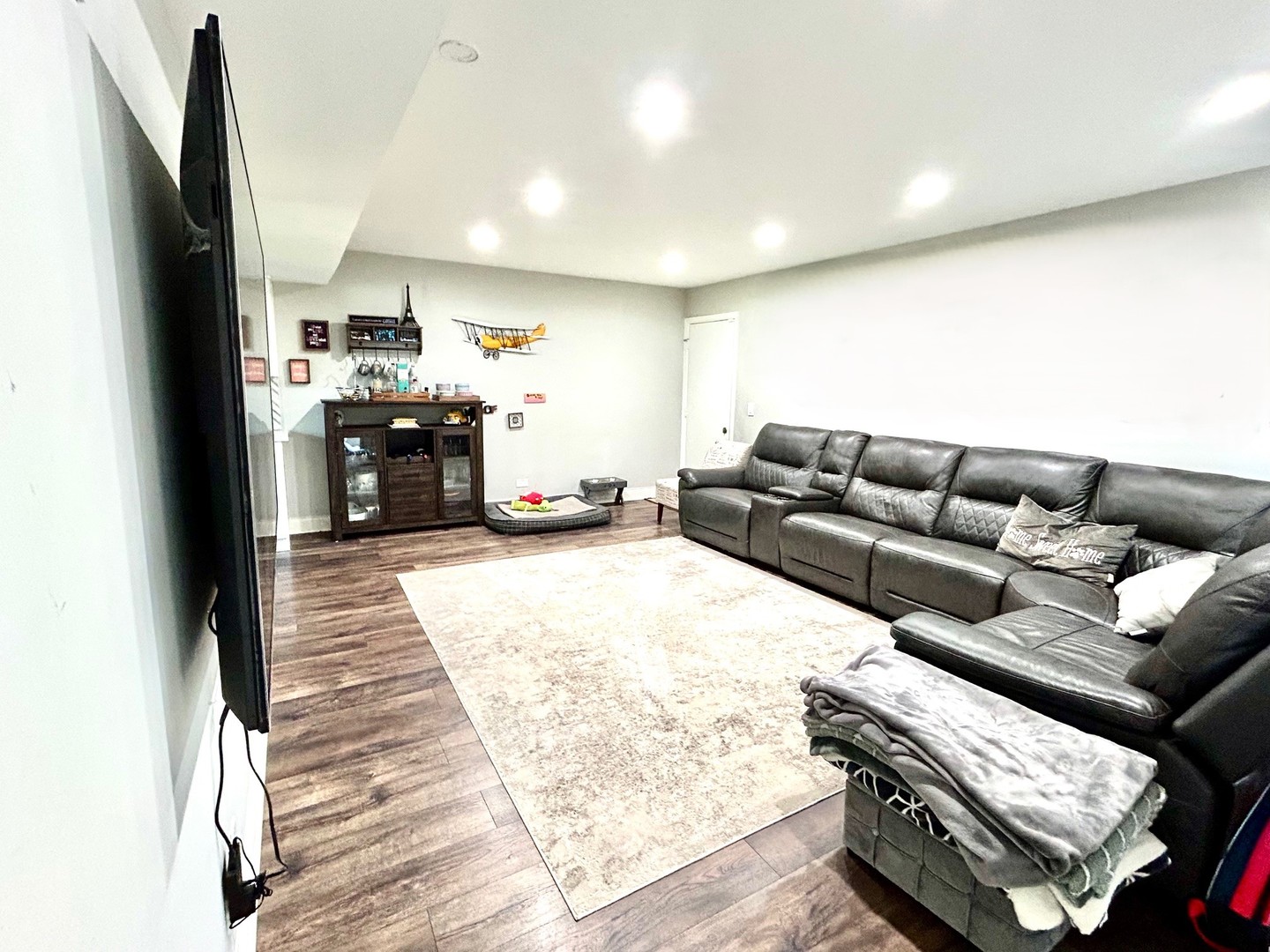2372 County Farm Lane, Unit E214 Schaumburg, IL 60107 - Photo 7 of 19 a living room with furniture and a couch