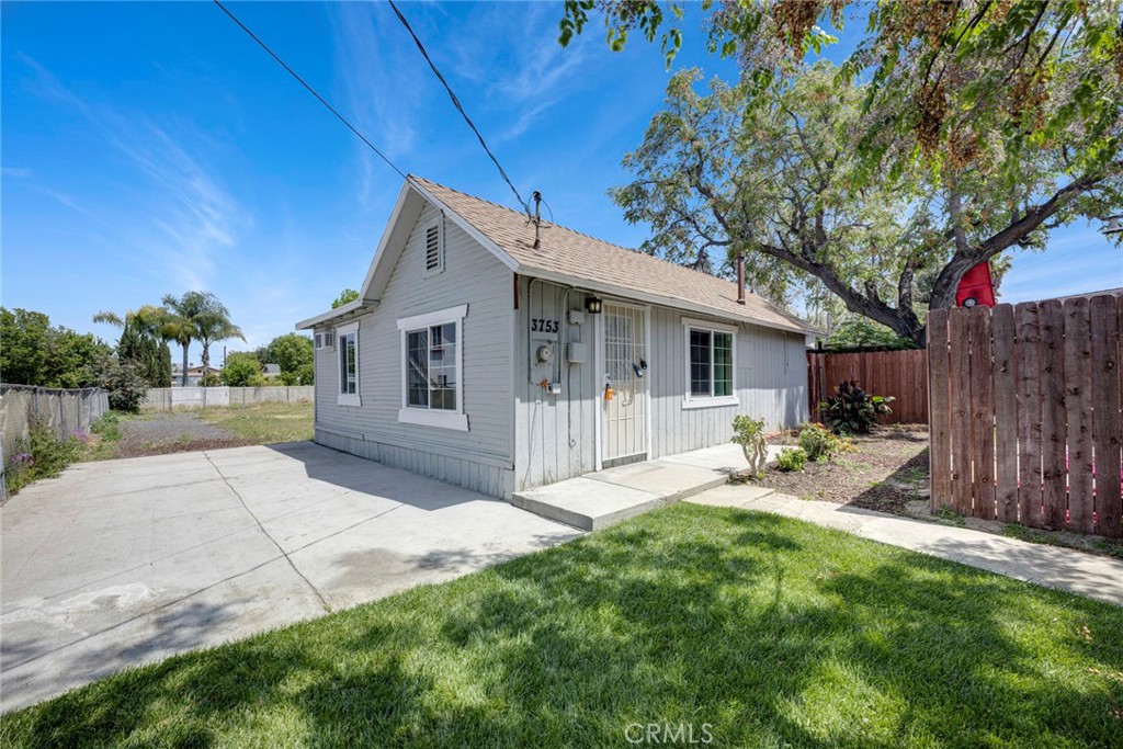 3751 McKenzie Street Riverside, CA 92503 - Photo 58 of 68 a front view of house with yard and seating area