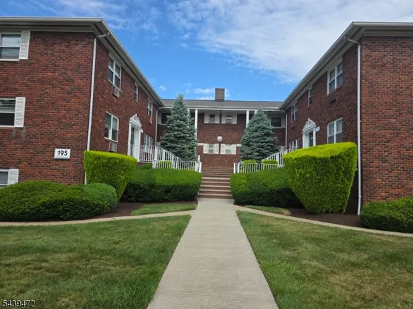 $1,700 | 195 North Beverwyck Road, Unit 14, Lake Hiawatha, NJ 07034