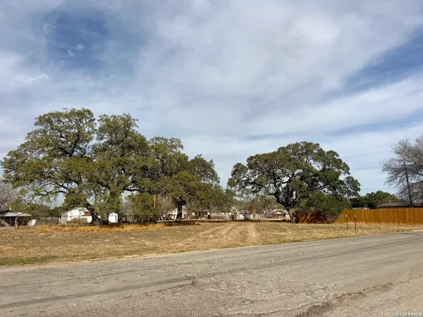 $85,000 | 402 West Dilley Avenue, Devine, TX 78016