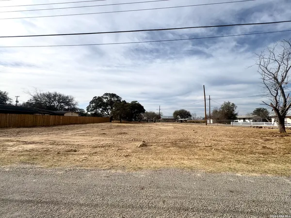 $85,000 | 402 West Dilley Avenue, Devine, TX 78016