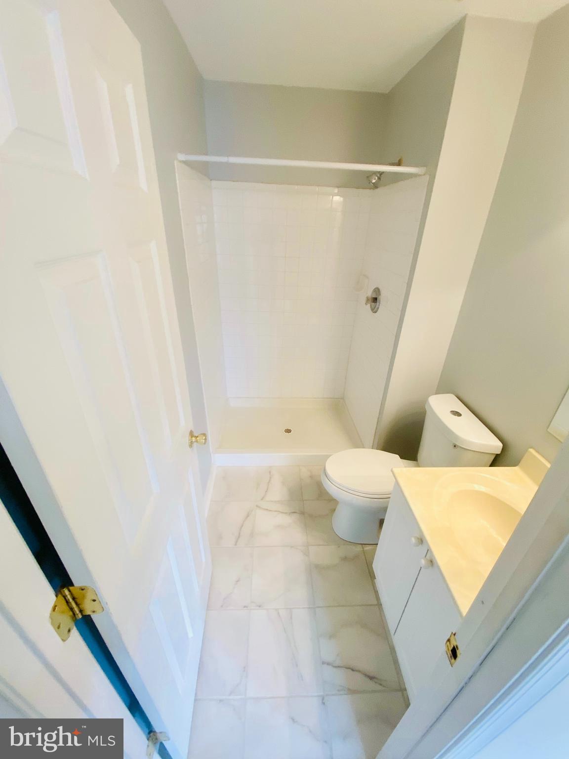 443 Delaware Road Frederick, MD 21701 - Photo 20 of 38 Owners bathroom