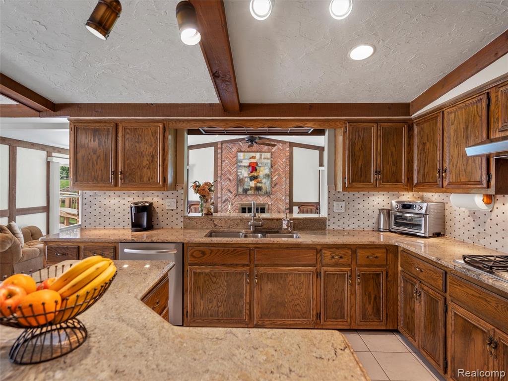 1732 Rapids Way Rochester Hills, MI 48309 - Photo 5 of 37