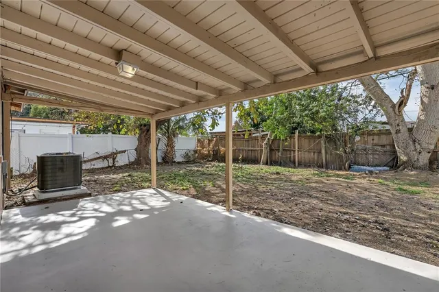 a view of a backyard