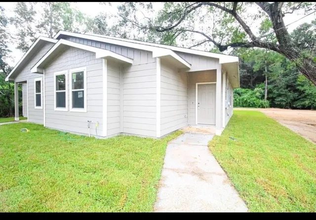 a view of front of house with a yard