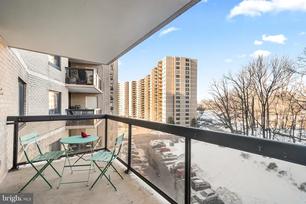 $319,992 | 203 Yoakum Parkway, Unit 715, Alexandria, VA 22304