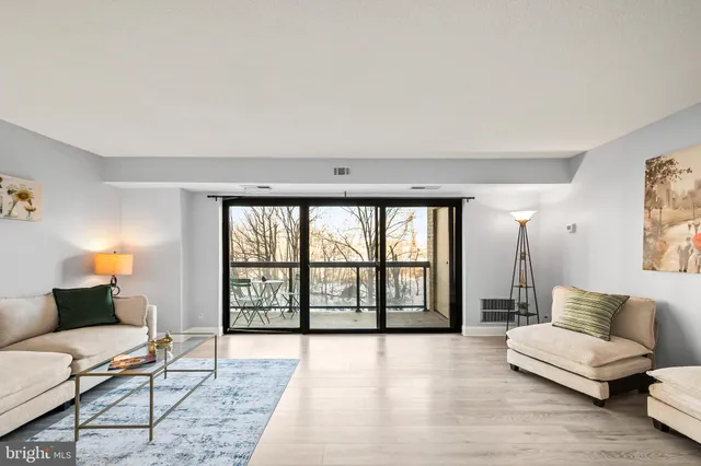 $319,992 | 203 Yoakum Parkway, Unit 715, Alexandria, VA 22304