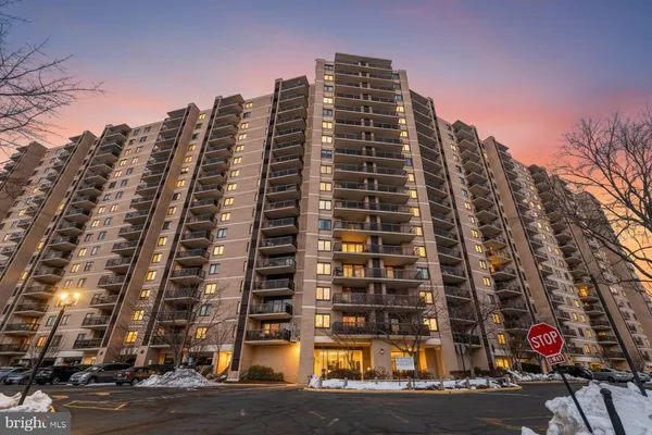$319,992 | 203 Yoakum Parkway, Unit 715, Alexandria, VA 22304