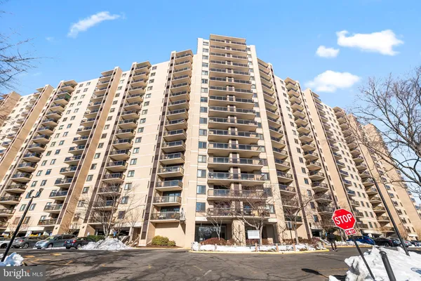 $319,992 | 203 Yoakum Parkway, Unit 715, Alexandria, VA 22304