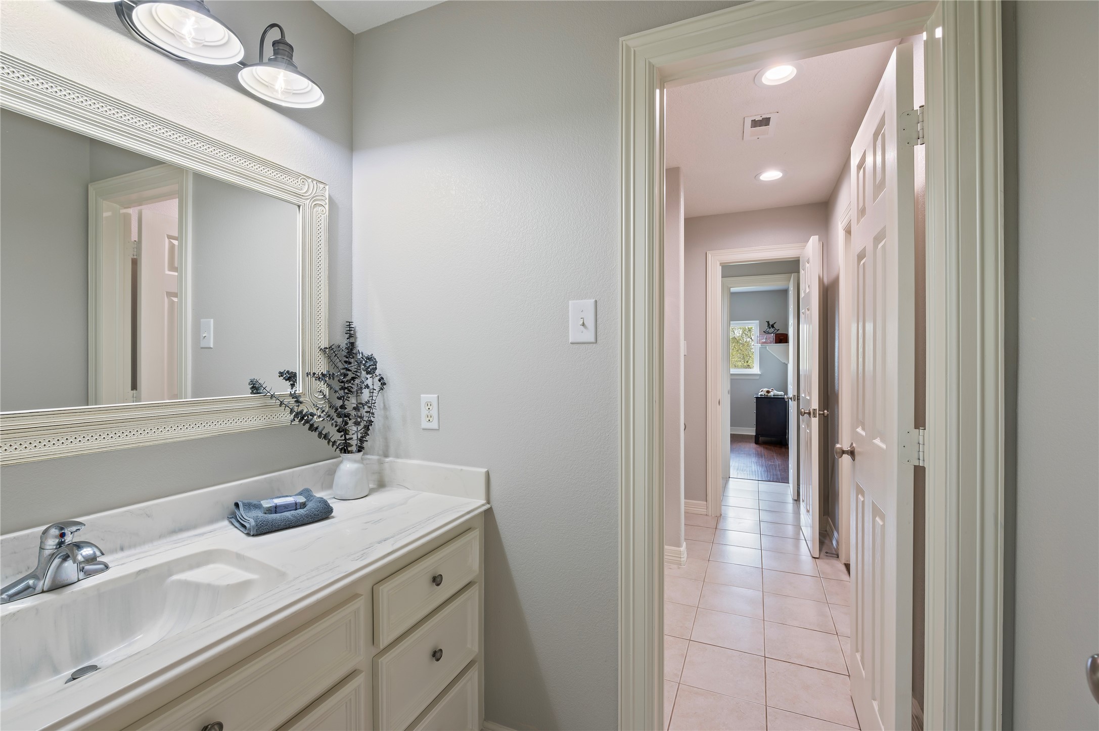 8211 Deats Lane Dickinson, TX 77539 - Photo 39 of 50 a bathroom with a sink and a mirror