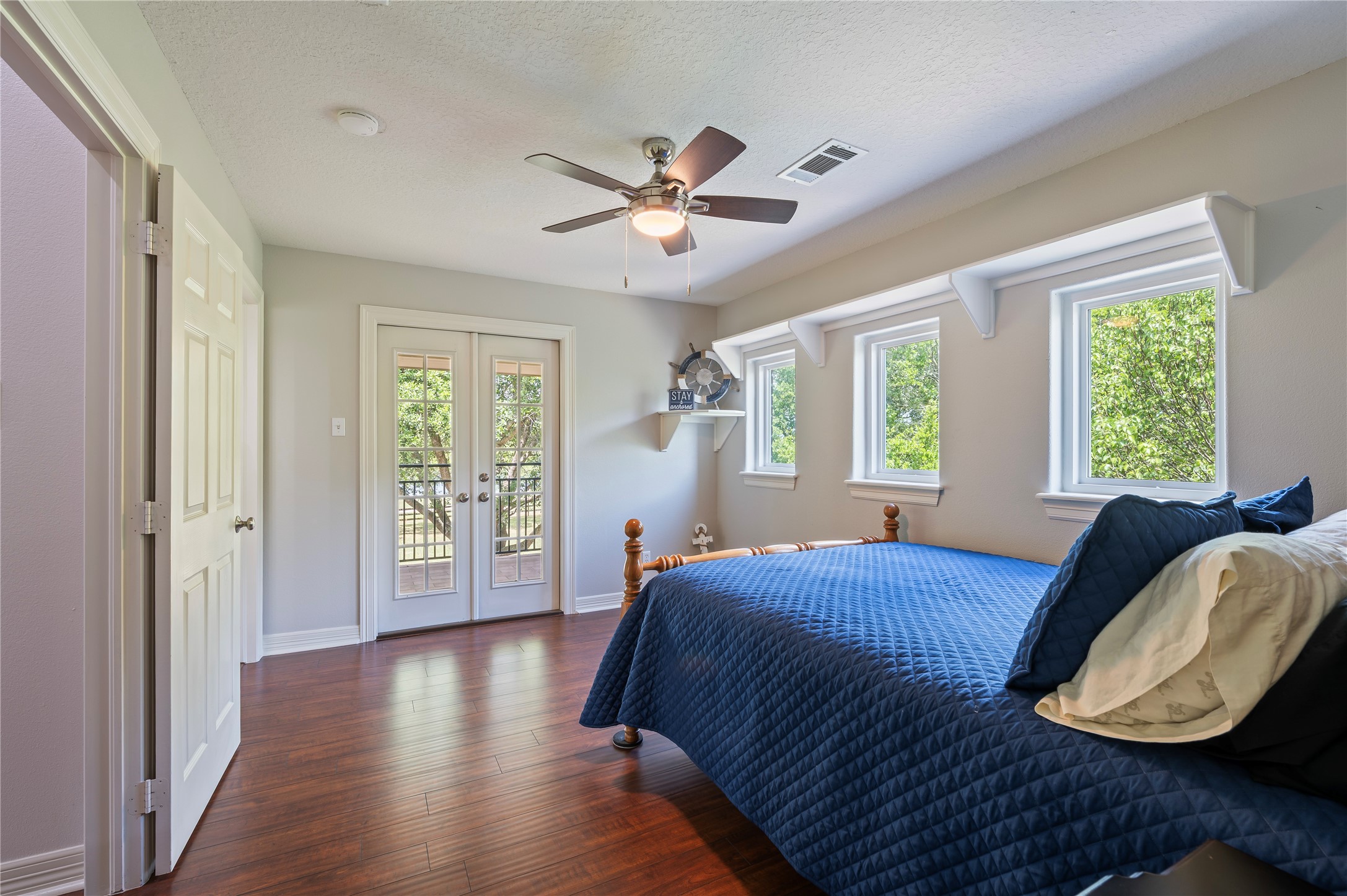 8211 Deats Lane Dickinson, TX 77539 - Photo 40 of 50 a bed room with a bed and a window