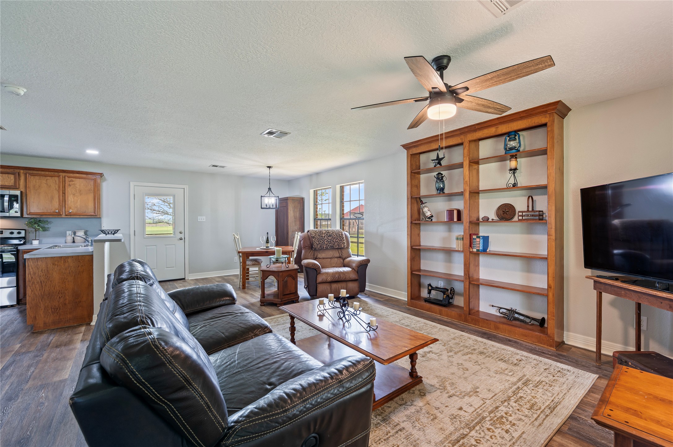 8211 Deats Lane Dickinson, TX 77539 - Photo 45 of 50 Inside, the guest house features a comfortable living room with custom built-ins, and a dedicated dining area.