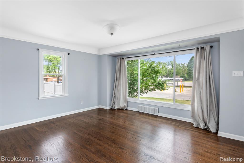 2120 Oxford Road Berkley, MI 48072 - Photo 6 of 42