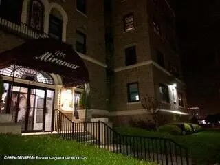a view of entryway with shower