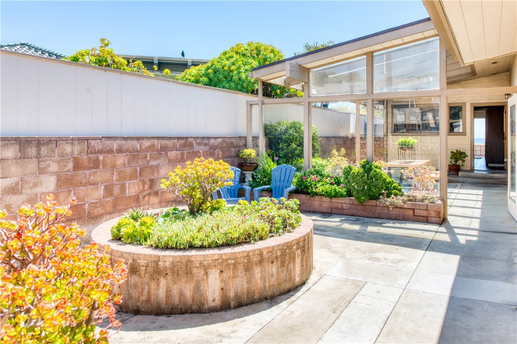 8 Ocean Front Lane, Unit AB Cayucos, CA 93430 - Photo 27 of 36 a view of a white house with a yard potted plants
