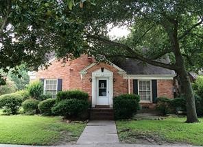 2103 Swift Boulevard Houston, TX 77030 - Photo 6 of 23 a front view of house with yard and green space