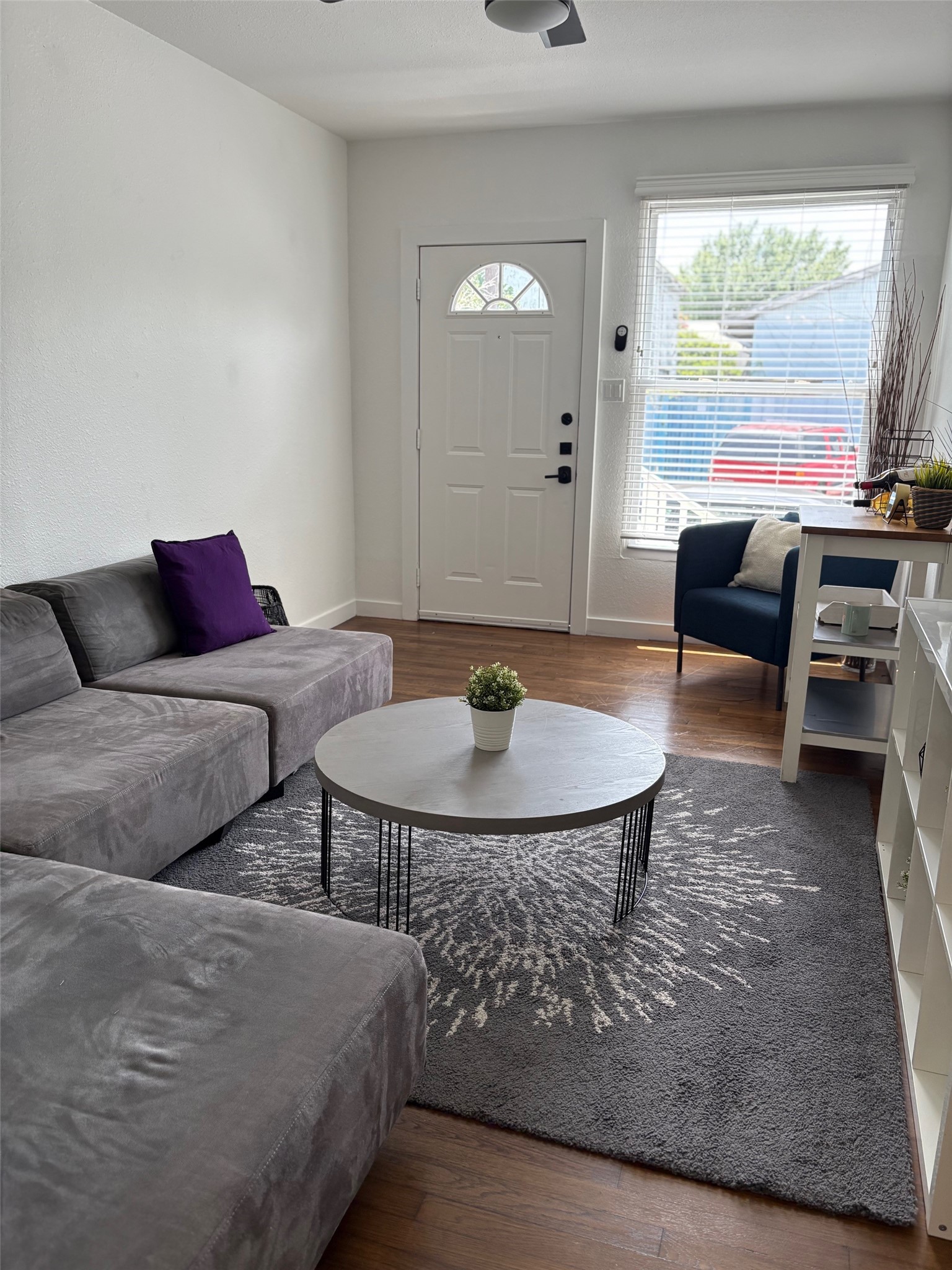 415 Fairview Street, Unit 3 Houston, TX 77006 - Photo 3 of 9 Comfortable living room as you enter the unit.