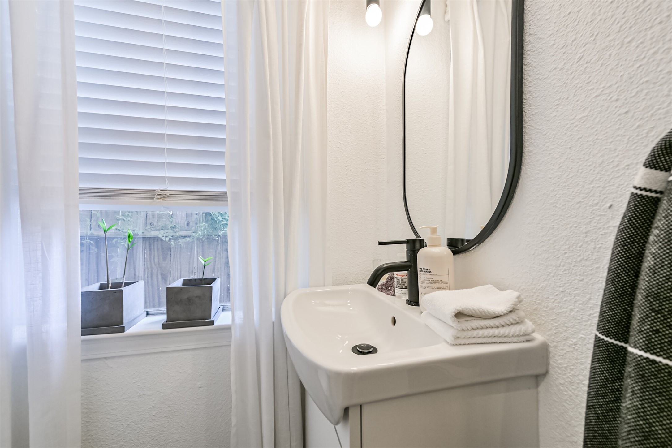 415 Fairview Street, Unit 3 Houston, TX 77006 - Photo 7 of 9 Natural light in every room including the bathroom.