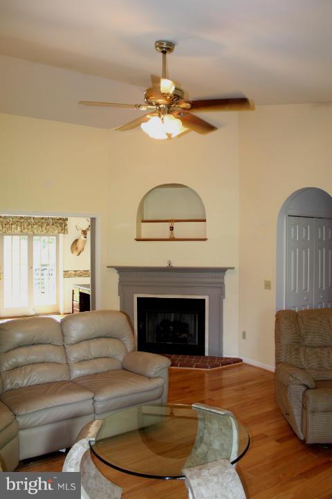 15467 Falling Waters Road Williamsport, MD 21795 - Photo 5 of 30 Living Room