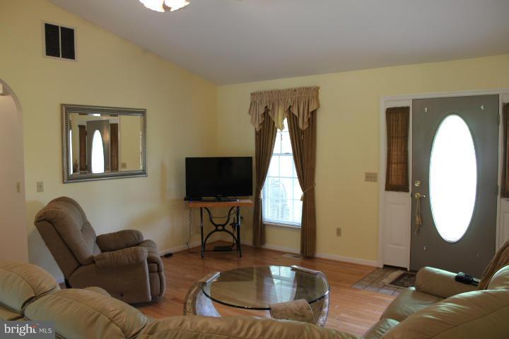 15467 Falling Waters Road Williamsport, MD 21795 - Photo 6 of 30 Living Room