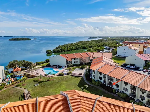 an aerial view of a tennis ground