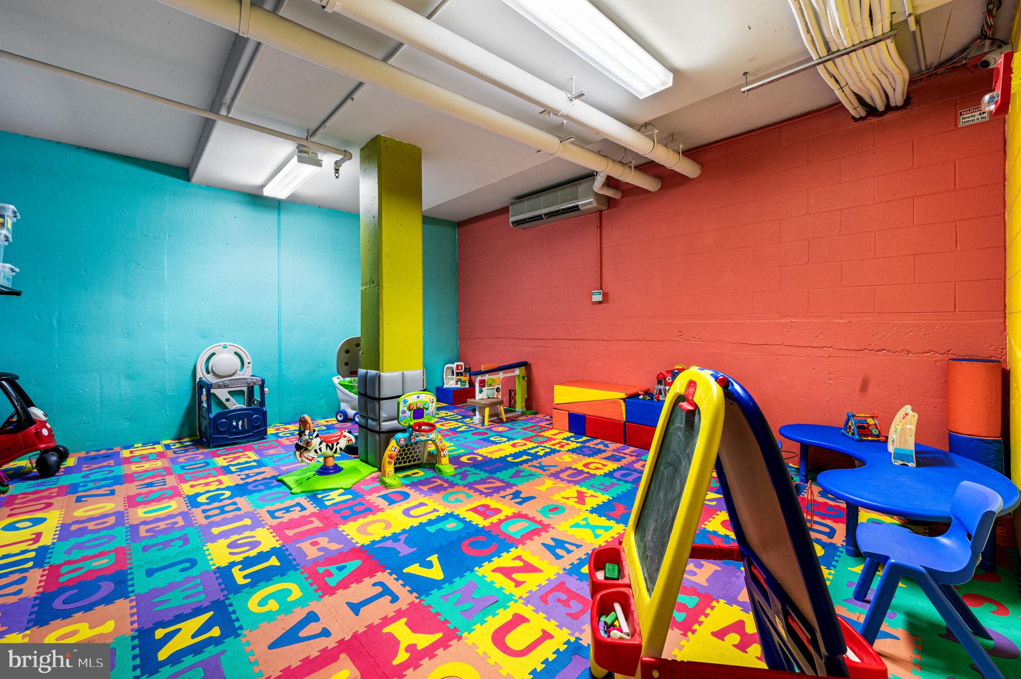 1900 Hamilton Street, Unit C7 Philadelphia, PA 19130 - Photo 31 of 33 Playroom