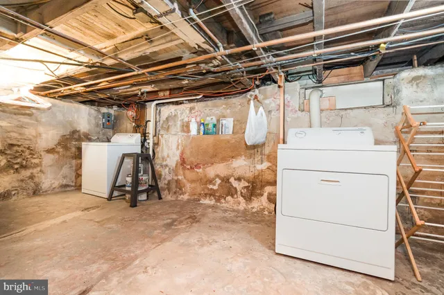 a view of a yard in front of house