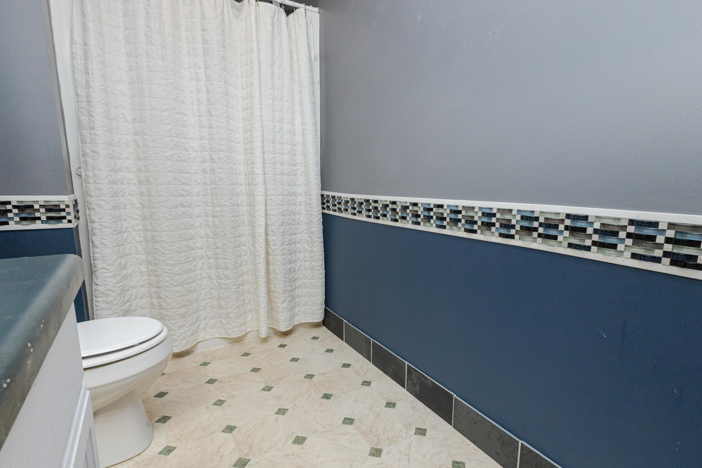 984 Spring Court Newburg, WI 53095 - Photo 12 of 21 Chair rail/mop tile
