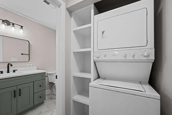 $1,600 | 705 West Central Road, Unit A8, Mount Prospect, IL 60056