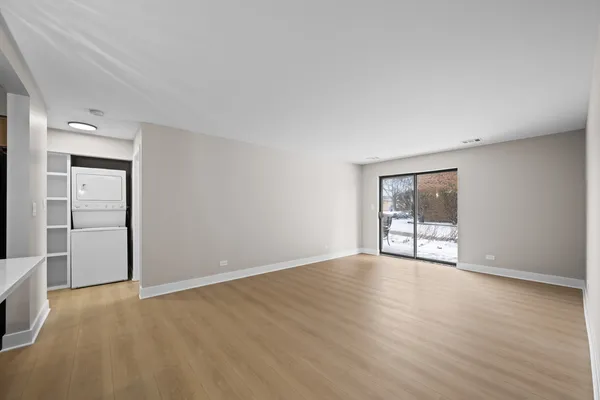 $1,600 | 705 West Central Road, Unit A8, Mount Prospect, IL 60056