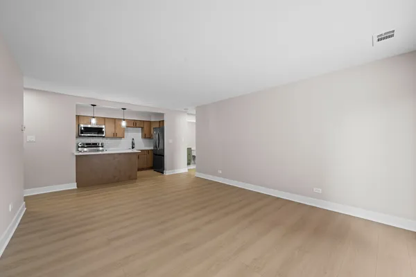 $1,600 | 705 West Central Road, Unit A8, Mount Prospect, IL 60056