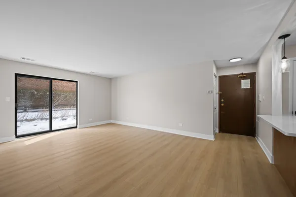 $1,600 | 705 West Central Road, Unit A8, Mount Prospect, IL 60056
