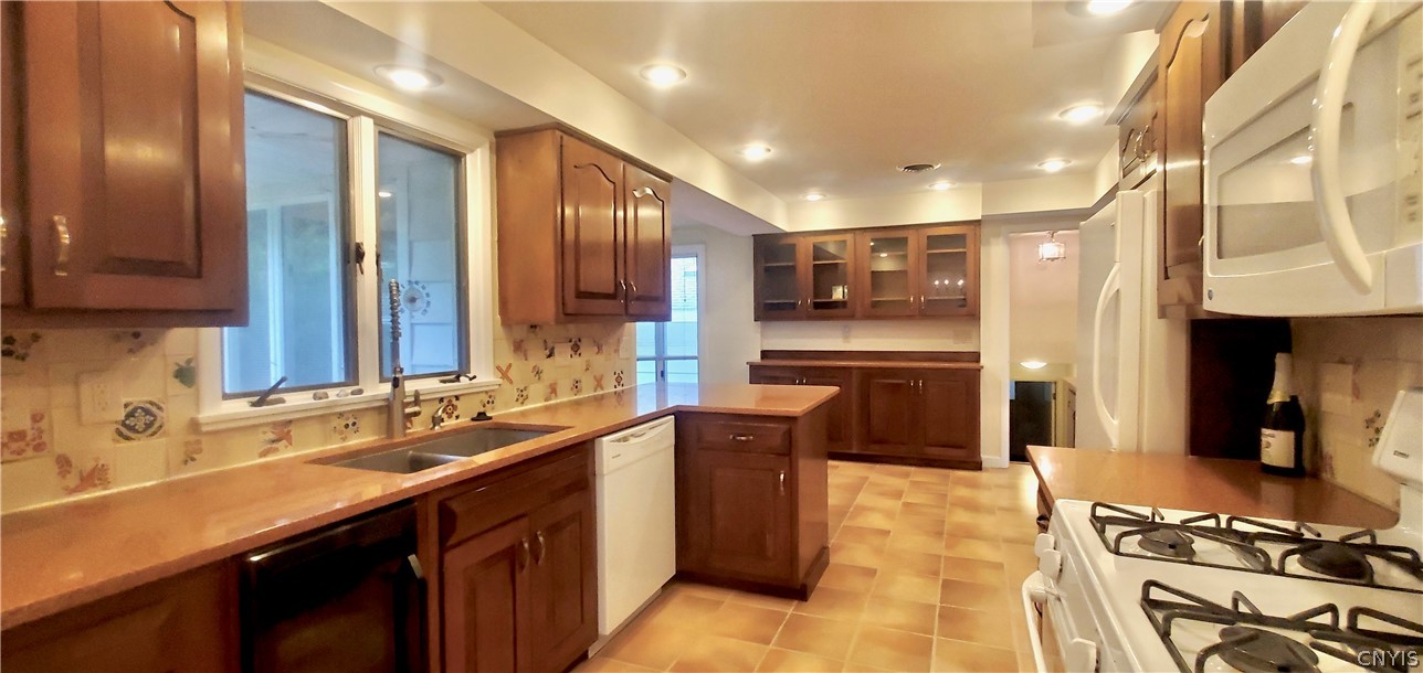 106 Windham Drive Syracuse, NY 13224 - Photo 7 of 30