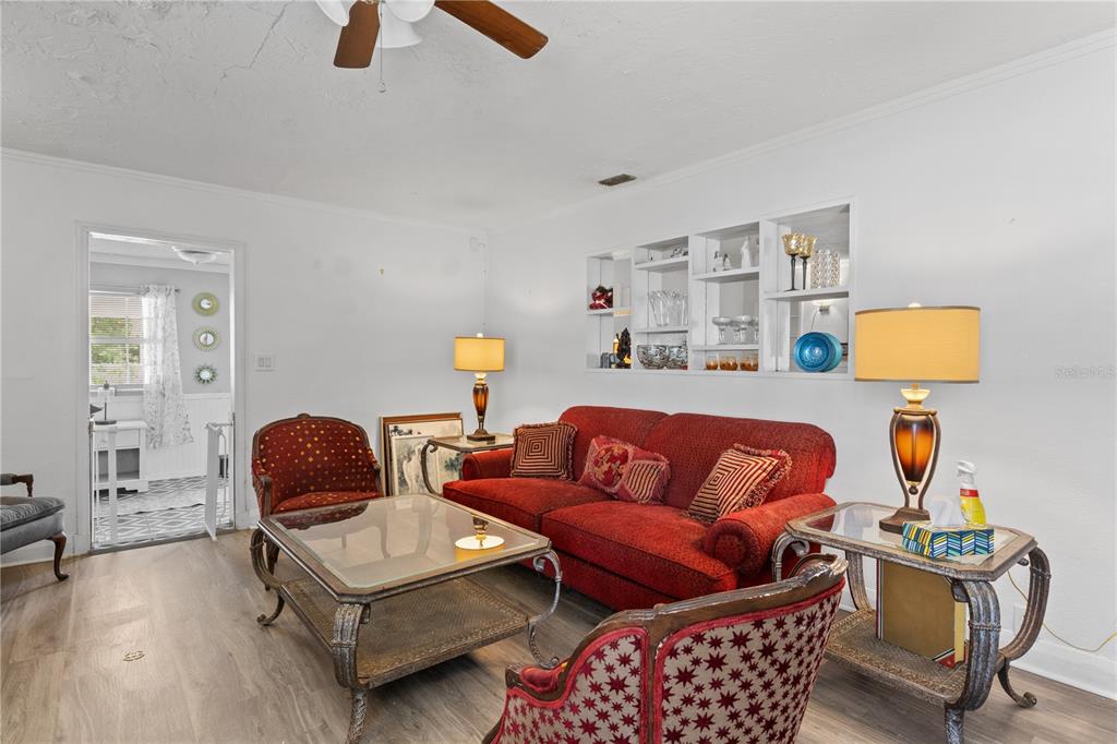 1110 27th Avenue West Bradenton, FL 34205 - Photo 10 of 28 a living room with furniture and a lamp