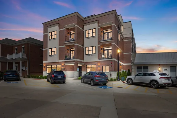 $875,000 | 514 Hillgrove Avenue, Unit 202, Western Springs, IL 60558