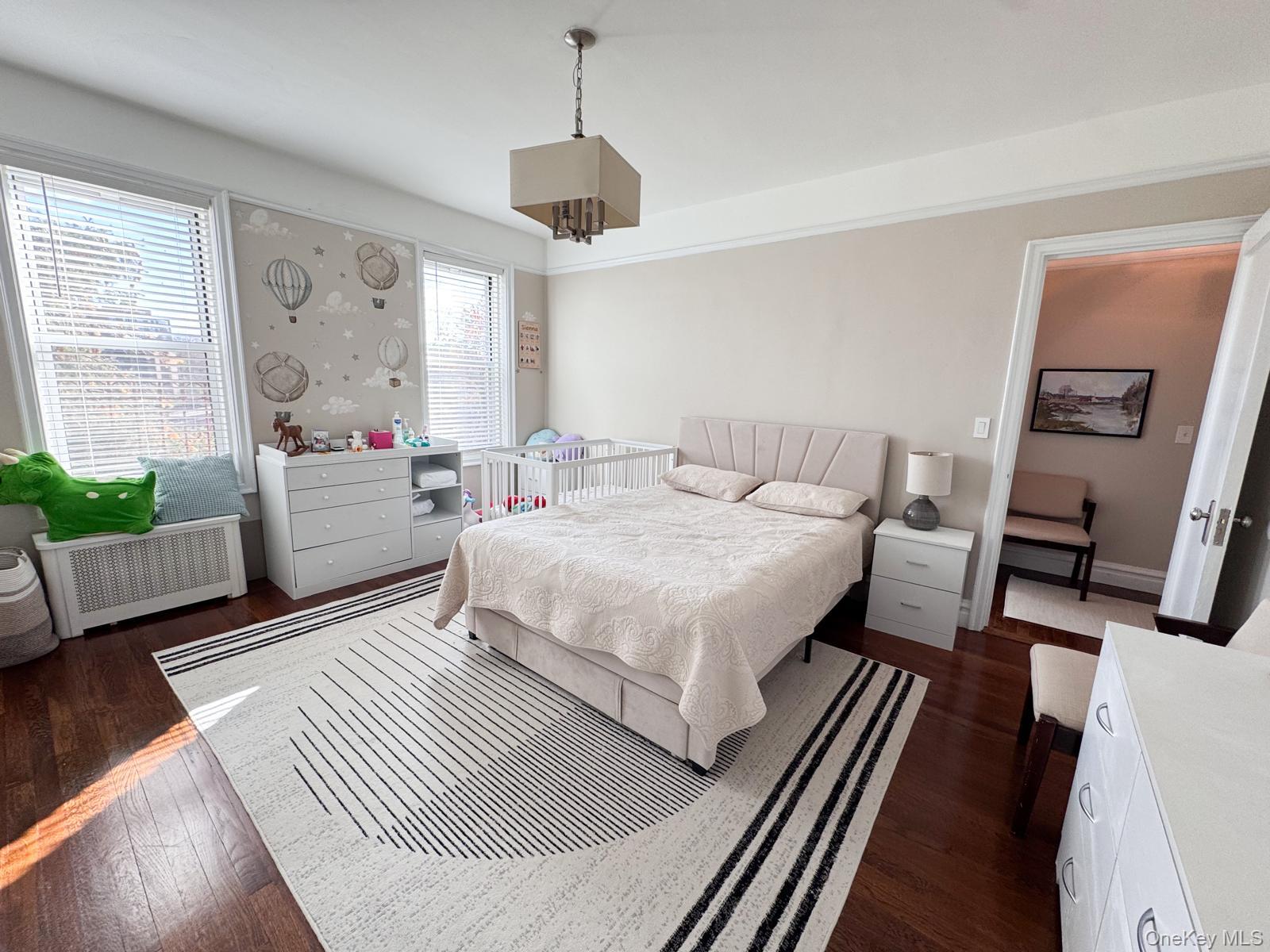1470 Midland Avenue, Unit 3M Bronxville, NY 10708 - Photo 14 of 20 Hardwood-style flooring throughout this room, featuring a geometric area rug