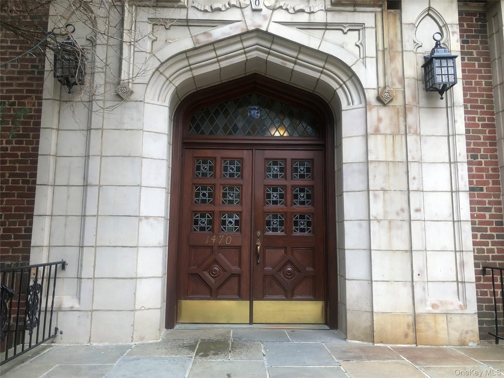 1470 Midland Avenue, Unit 3M Bronxville, NY 10708 - Photo 2 of 11 a view of entryway